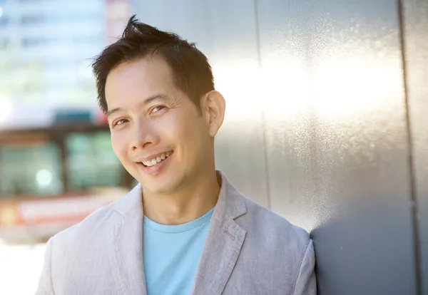 Érett ázsiai férfi mosolyogva szabadban — Stock Fotó