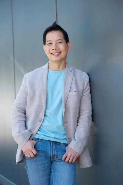 Smiling asian man standing outdoors — Stock Photo, Image