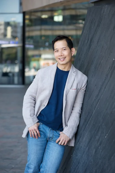 Sourire asiatique l'homme posant à l'extérieur — Photo