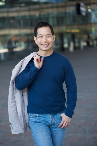 Trendy Aziatische man lopen in de stad — Stockfoto