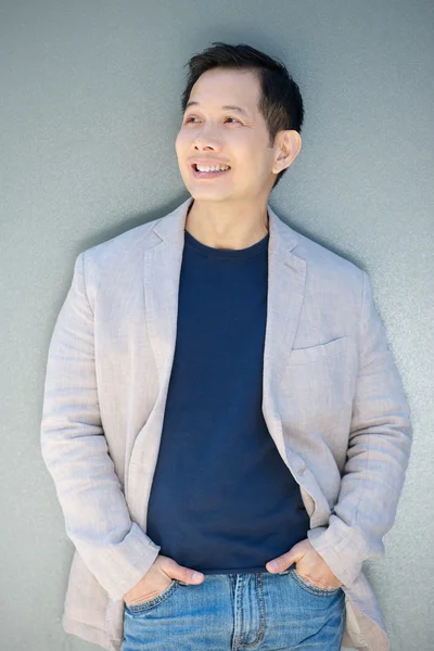 Moderni aasialainen mies hymyilee — kuvapankkivalokuva