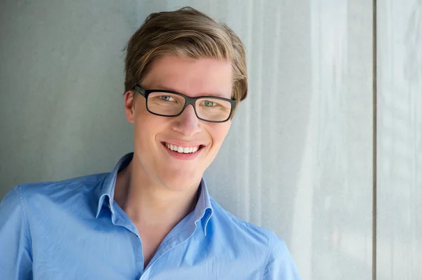 Joven sonriente con gafas — Foto de Stock