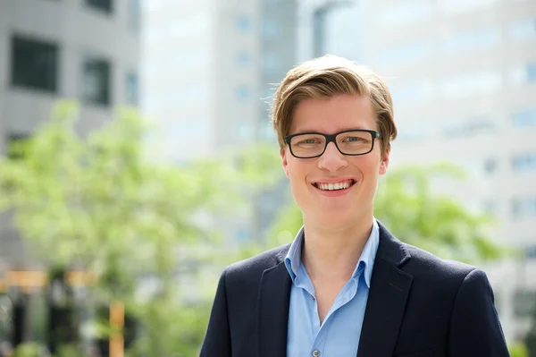 Mladý podnikatel s úsměvem s brýlemi — Stock fotografie