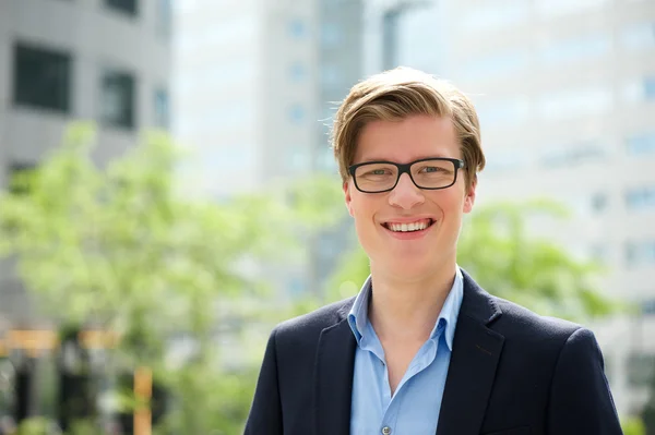 Joven hombre de negocios sonriendo con gafas — Foto de Stock