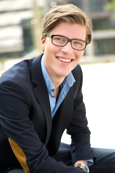 Jovem atraente sorrindo — Fotografia de Stock