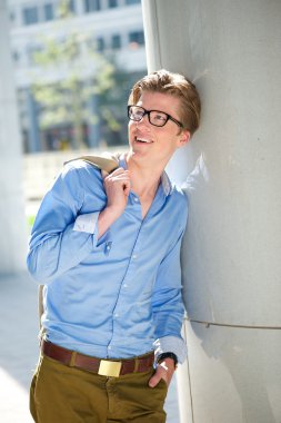 mutlu genç adam gözlüklü 
