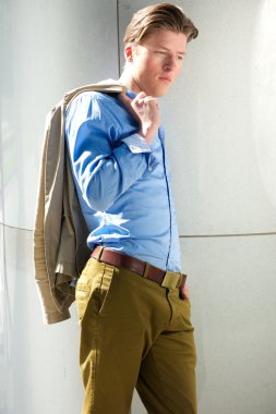 açık havada poz çekici erkek modeli