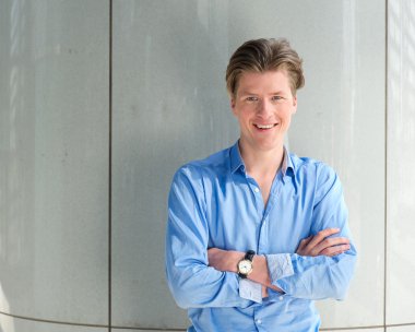 gülümseyen genç işadamı