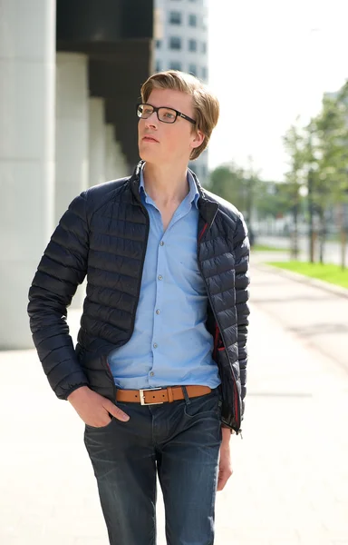 Junger Mann mit Brille geht nach draußen — Stockfoto