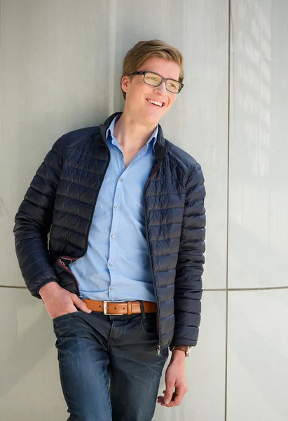 Moderní mladý muž s brýlemi — Stock fotografie