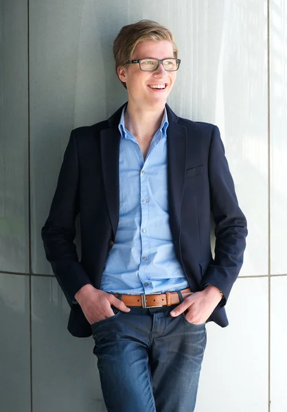 Cool young businessman smiling outdoors — Stock Photo, Image