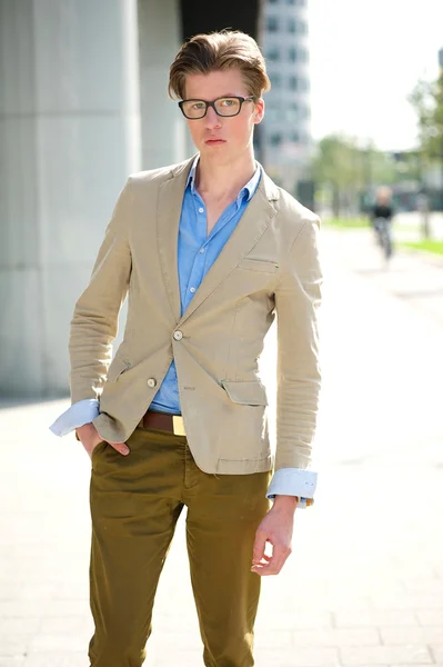 Schöner junger Mann mit Brille — Stockfoto