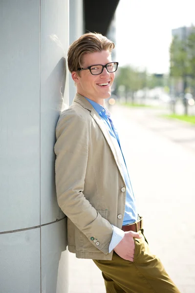 Schöner junger Mann mit Brille lächelnd — Stockfoto