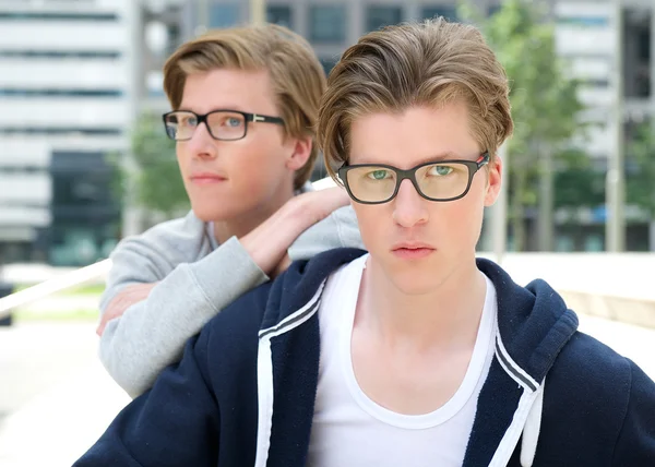 Mladé dospělé mužské dvojčata pózuje venku — Stock fotografie