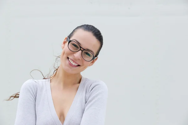 Atractiva jovencita sonriendo con gafas —  Fotos de Stock