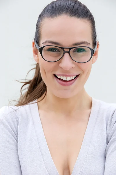 Sebevědomá žena s úsměvem s brýlemi — Stock fotografie