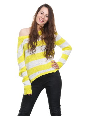 kalça el ile gülümseyen genç bir kadın