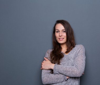Hırka ile gülümseyen genç bir kadın