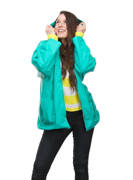 Mujer joven sosteniendo capucha de chaqueta de lluvia —  Fotos de Stock
