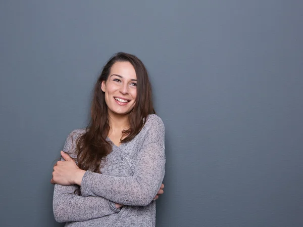 Tânăra femeie râzând cu brațele încrucișate — Fotografie, imagine de stoc