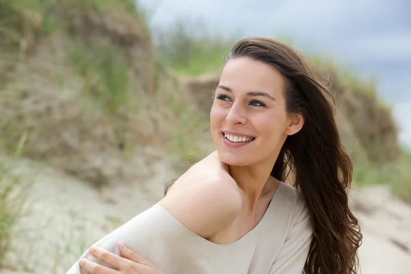 Женщина-модель улыбается на открытом воздухе — стоковое фото