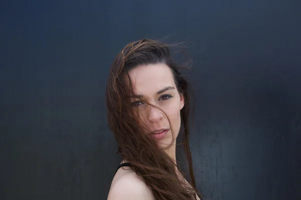 Ung kvinna med hår som blåser i ansiktet — Stockfoto