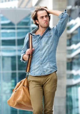 cool adam açık havada çanta ile poz