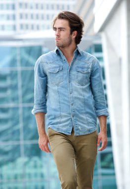 şehirde dolaşan serin adam