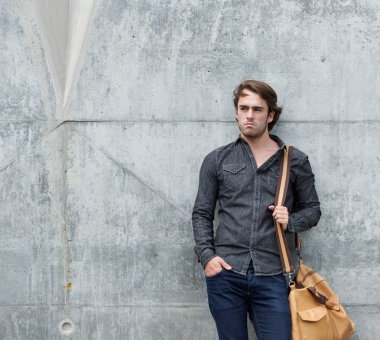 cool adam açık havada çanta ile poz