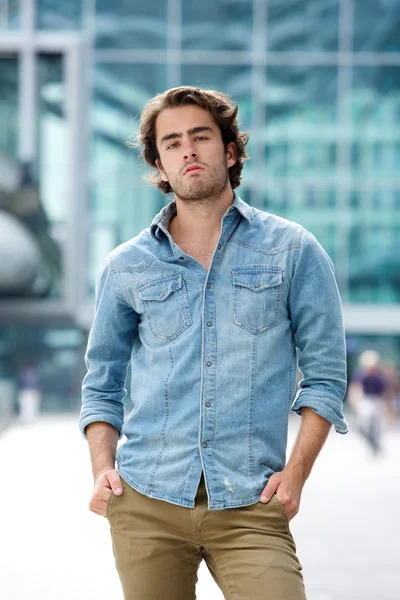 Jovem atraente posando ao ar livre — Fotografia de Stock