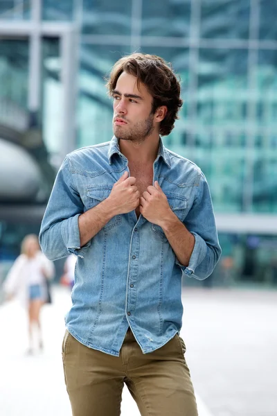 Handsome young man posing outdoors — Stock Photo, Image