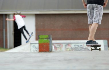 skatepark adlı iki kaykaycılar 