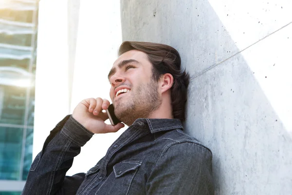 Cool jonge man die door mobiele telefoon buiten — Stockfoto