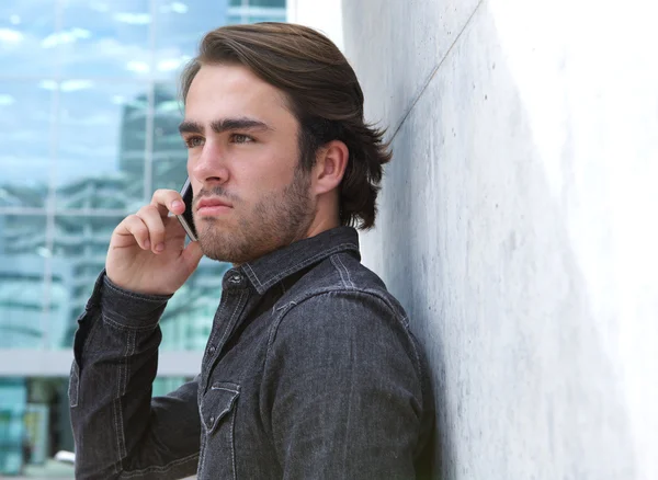 Young man calling by cellphone — Stock Photo, Image