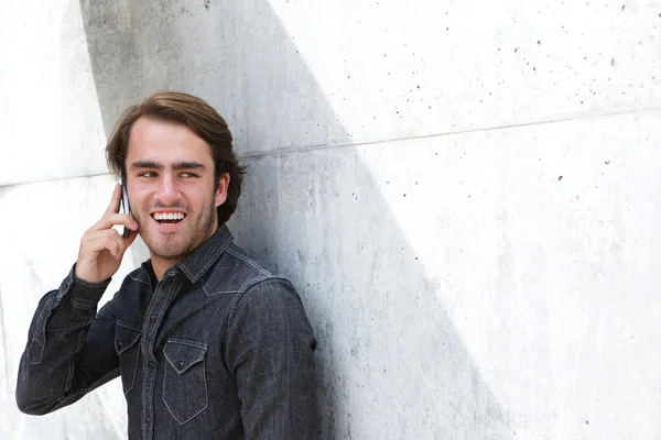 Happy young man calling with cellphone — Stock Photo, Image