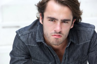 yakışıklı genç adam anız ile 