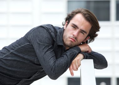 genç adam ouside dinlenme