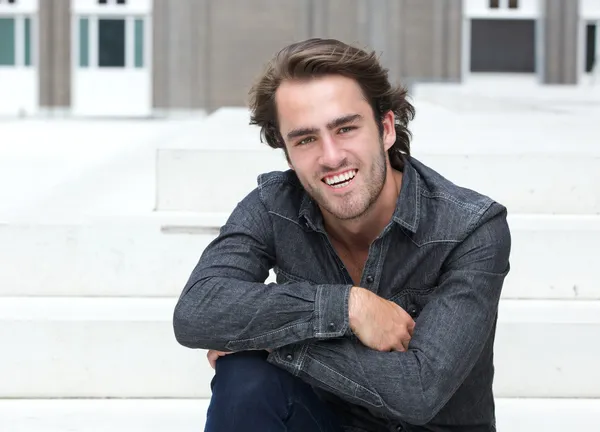 Feliz joven sonriendo afuera — Foto de Stock