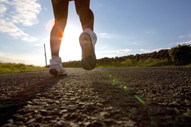 spor ayakkabılar yolu üzerinde çalışan kadın
