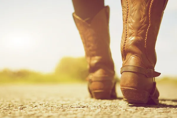 Weibchen mit Cowboystiefeln — Stockfoto