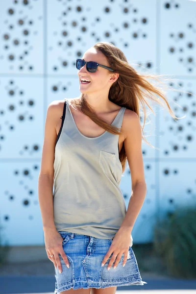 Jeune femme souriant avec des lunettes de soleil — Photo