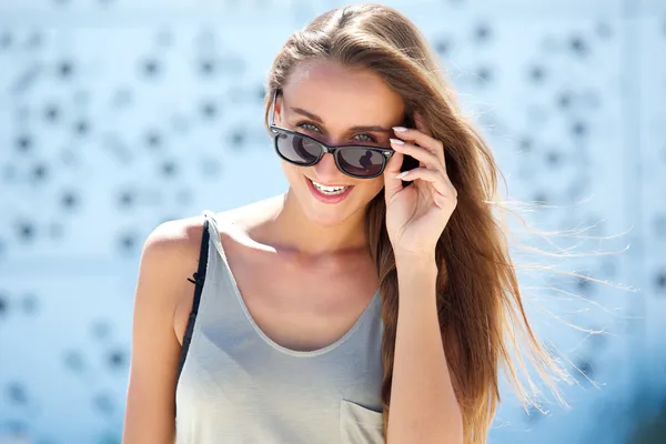 Retrato de cerca de una joven sonriente —  Fotos de Stock