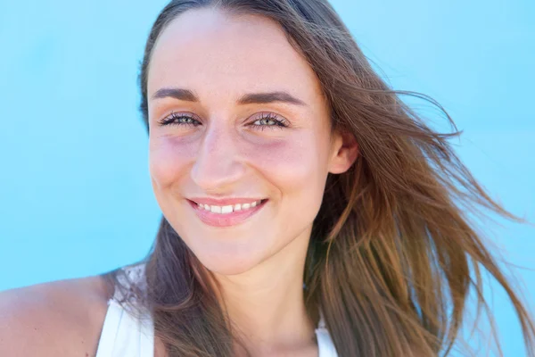 Usmívající se mladá žena — Stock fotografie
