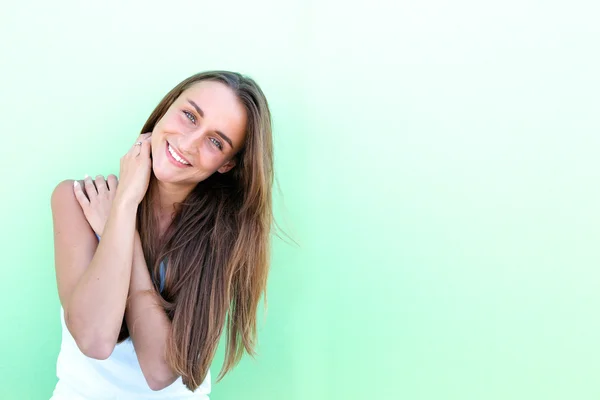 Portret van een vrolijke jonge vrouw — Stockfoto