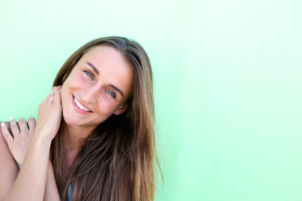 Nette junge Frau lächelt — Stockfoto