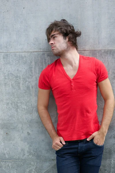 Männermode Modell in rotem Hemd — Stockfoto