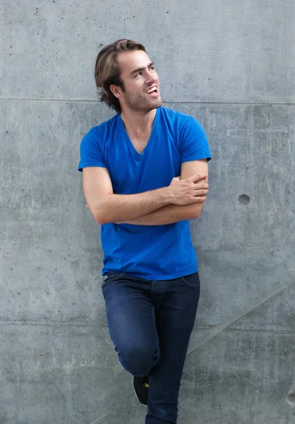 Homem de camisa azul rindo ao ar livre — Fotografia de Stock