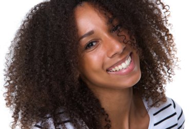 neşeli genç kadın gülümsüyor