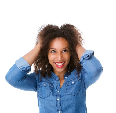 saç el ile gülümseyen güzel genç kadın