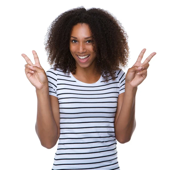 Gelukkig jonge vrouw met vredesteken — Stockfoto